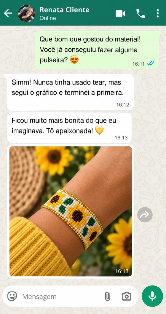 Conversa de uma aluna mostrando a pulseira que fez com o material