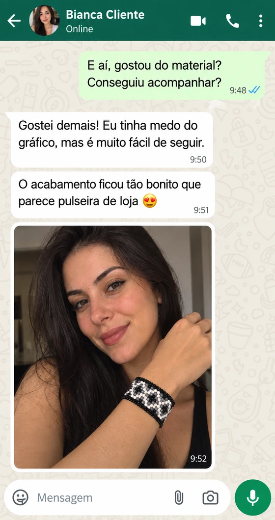 Conversa de uma aluna mostrando a pulseira que fez com o material