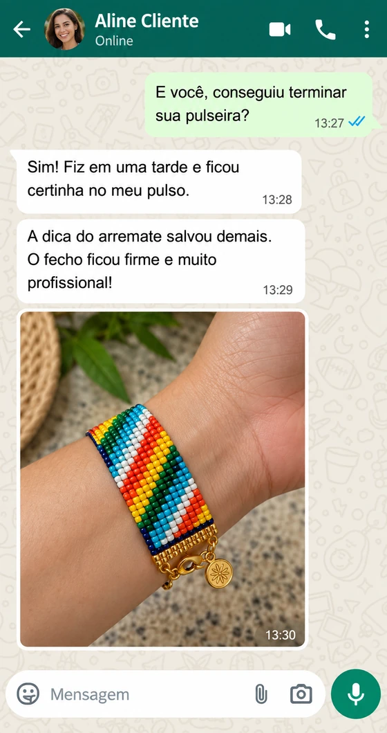 Conversa de uma aluna mostrando a pulseira que fez com o material